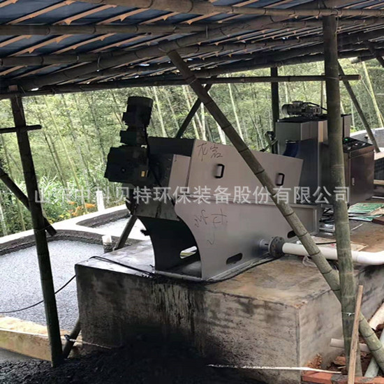 中科貝特養(yǎng)殖場糞便處理設備疊螺脫水機安裝調(diào)試現(xiàn)場
